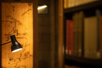Desk lamp against bookshelf in Thomson Reading Room, Martyrs Kirk Research Library, University of St Andrews